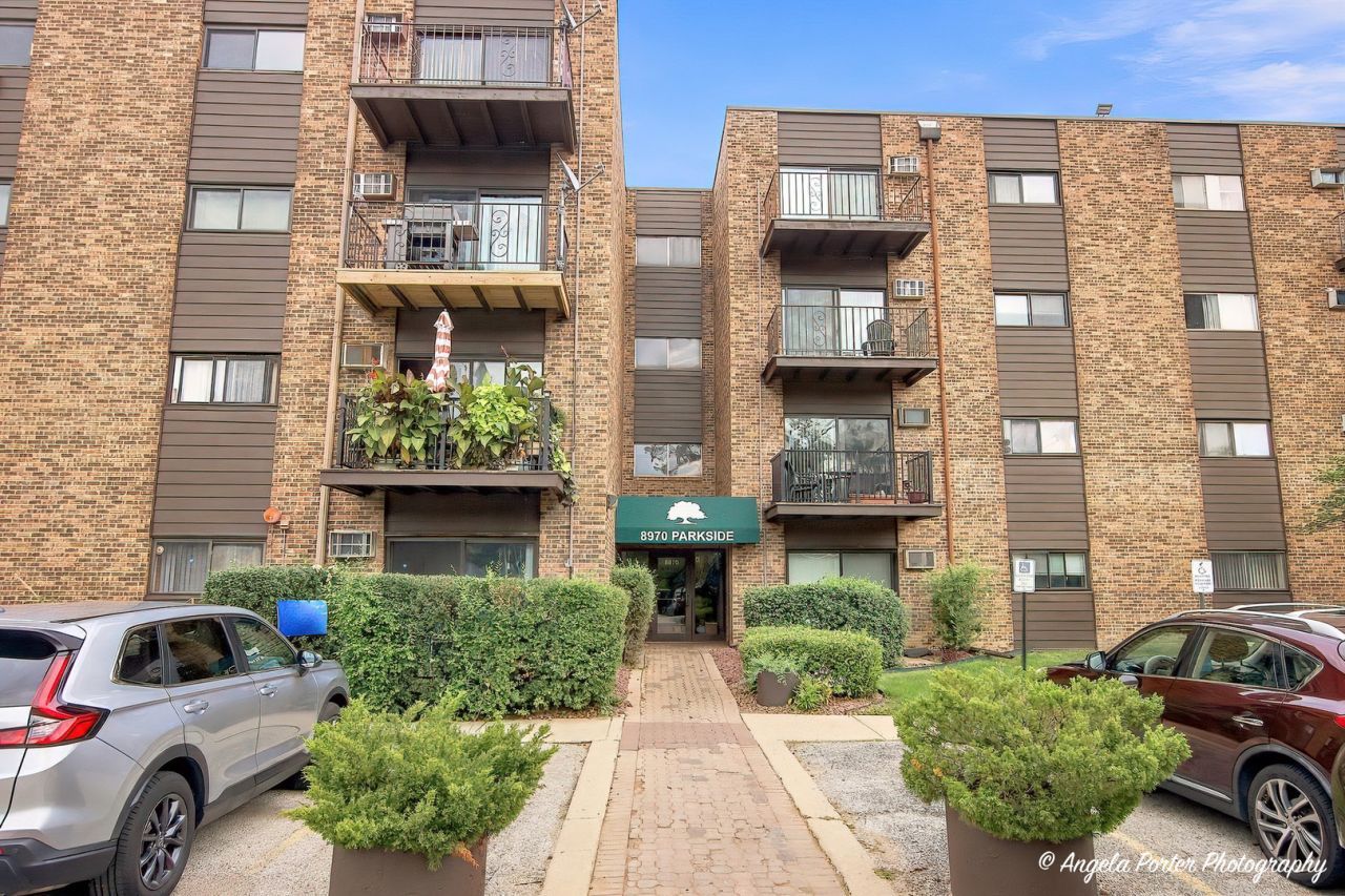 8970 N Parkside Avenue, Unit 406, Des Plaines, IL 60016 Main Photo