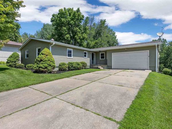 15 Riverview Dr NE, Iowa City, IA 52240