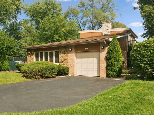 211 Blackhawk Road, Highland Park, IL 60035