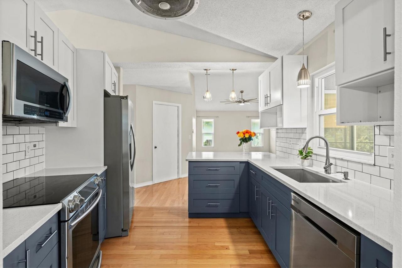 7129 Queen Palm Circle , Sarasota, FL 34243 Photo