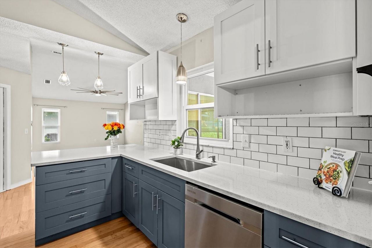 7129 Queen Palm Circle , Sarasota, FL 34243 Photo