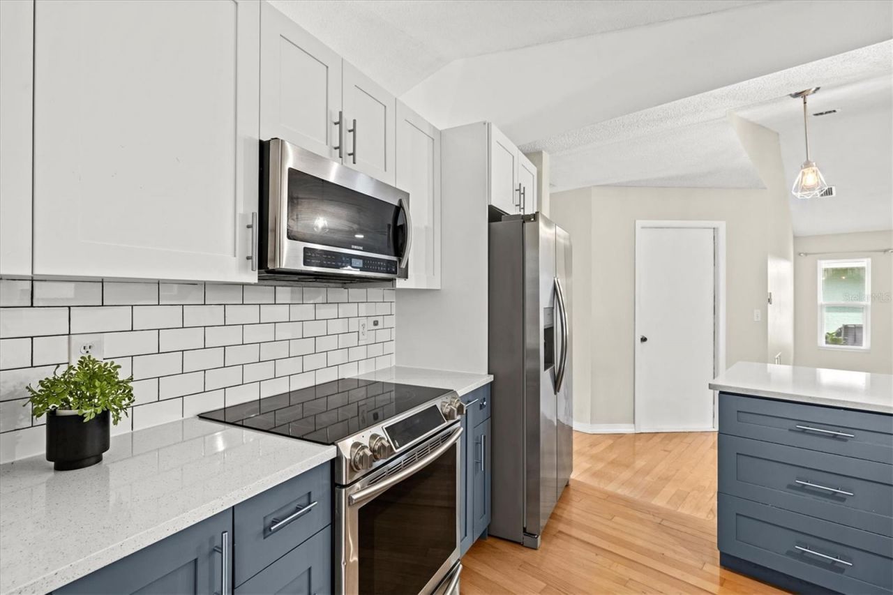 7129 Queen Palm Circle , Sarasota, FL 34243 Photo