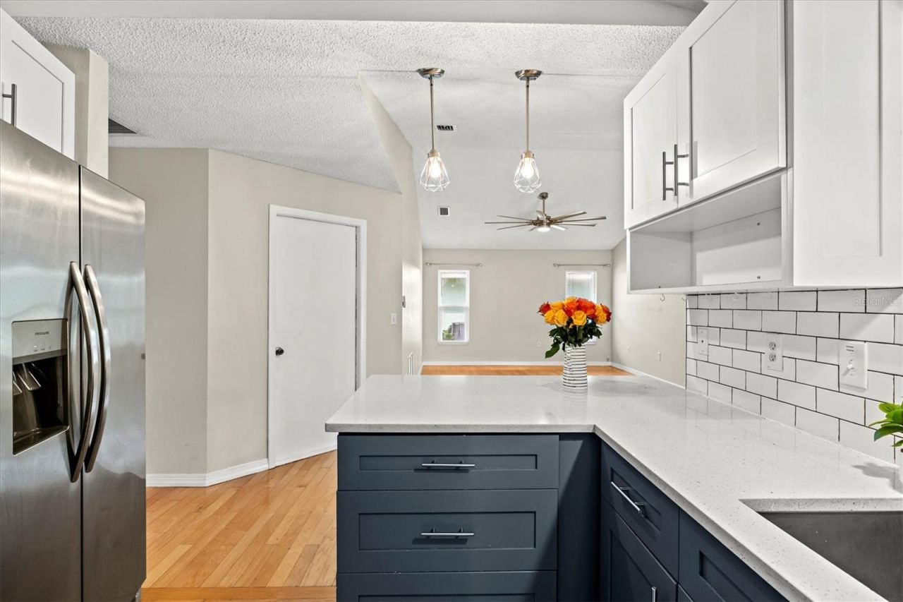 7129 Queen Palm Circle , Sarasota, FL 34243 Photo