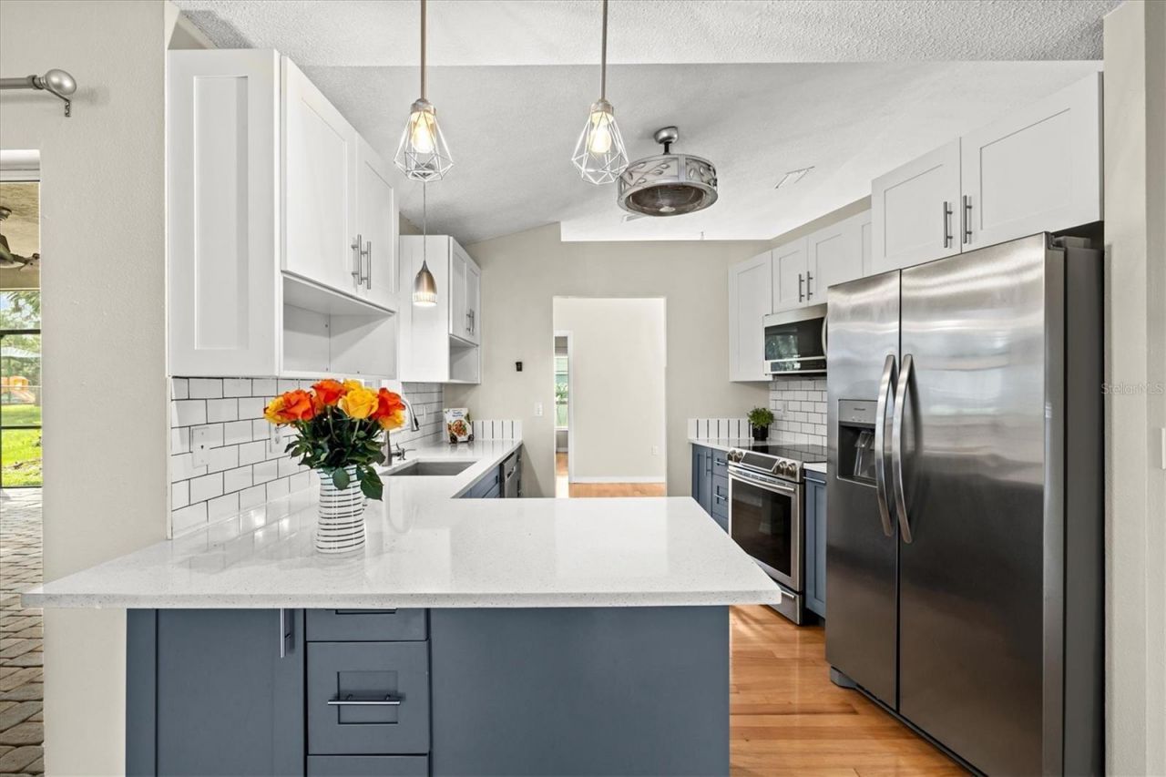 7129 Queen Palm Circle , Sarasota, FL 34243 Photo