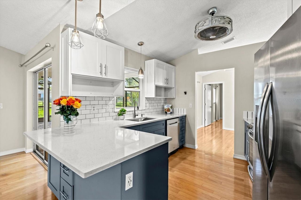 7129 Queen Palm Circle , Sarasota, FL 34243 Photo