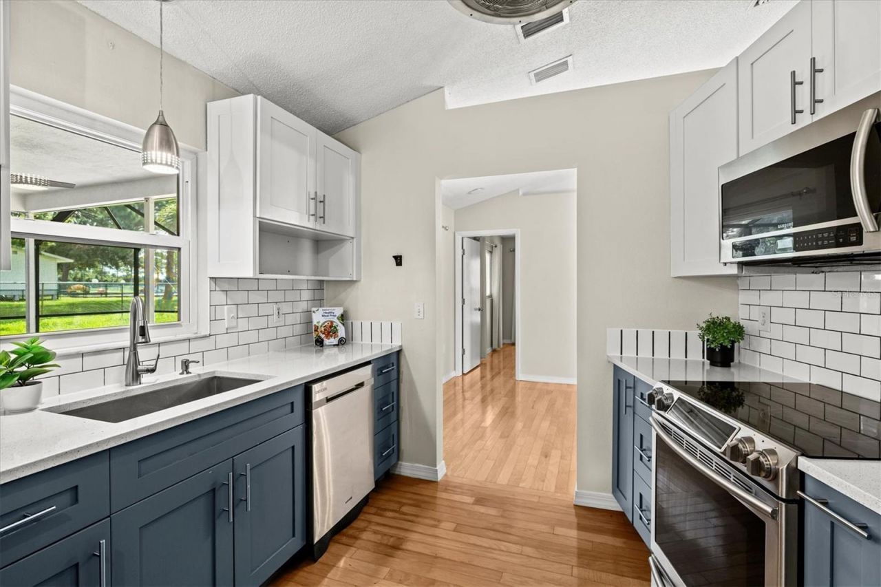 7129 Queen Palm Circle , Sarasota, FL 34243 Photo