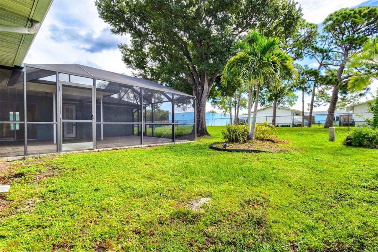 7129 Queen Palm Circle , Sarasota, FL 34243 Photo