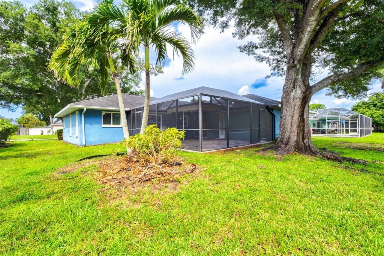 7129 Queen Palm Circle , Sarasota, FL 34243 Photo