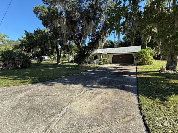 11813 OCKLAWAHA DRIVE , LEESBURG, FL 34788