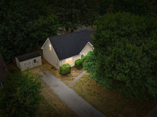 1901 Roan Dr , Clarksville, TN 37042