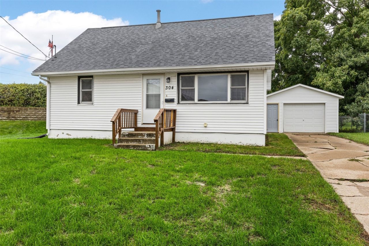 304 B Avenue, Hiawatha, IA 52233 Main Photo