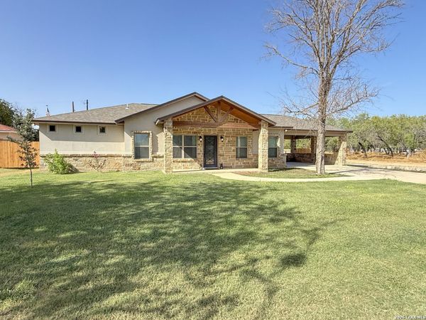 300 BLUEBONNET AVE, Devine, TX 78016