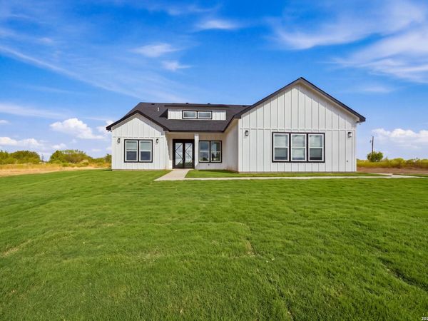 553 County Road 422, Stockdale, TX 78160