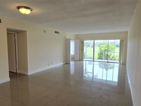 2950 N PALM AIRE Drive, Unit 106, Pompano Beach, FL 33069