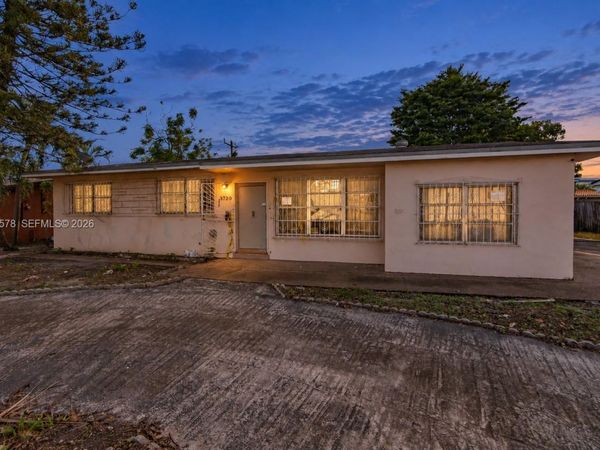 4730 W 8th Ave , Hialeah, FL 33012