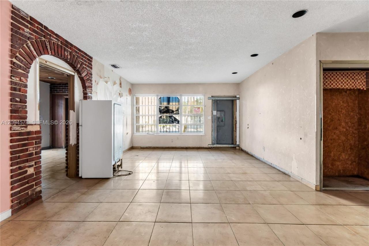 4730 W 8th Ave, Hialeah, FL 33012 Photo