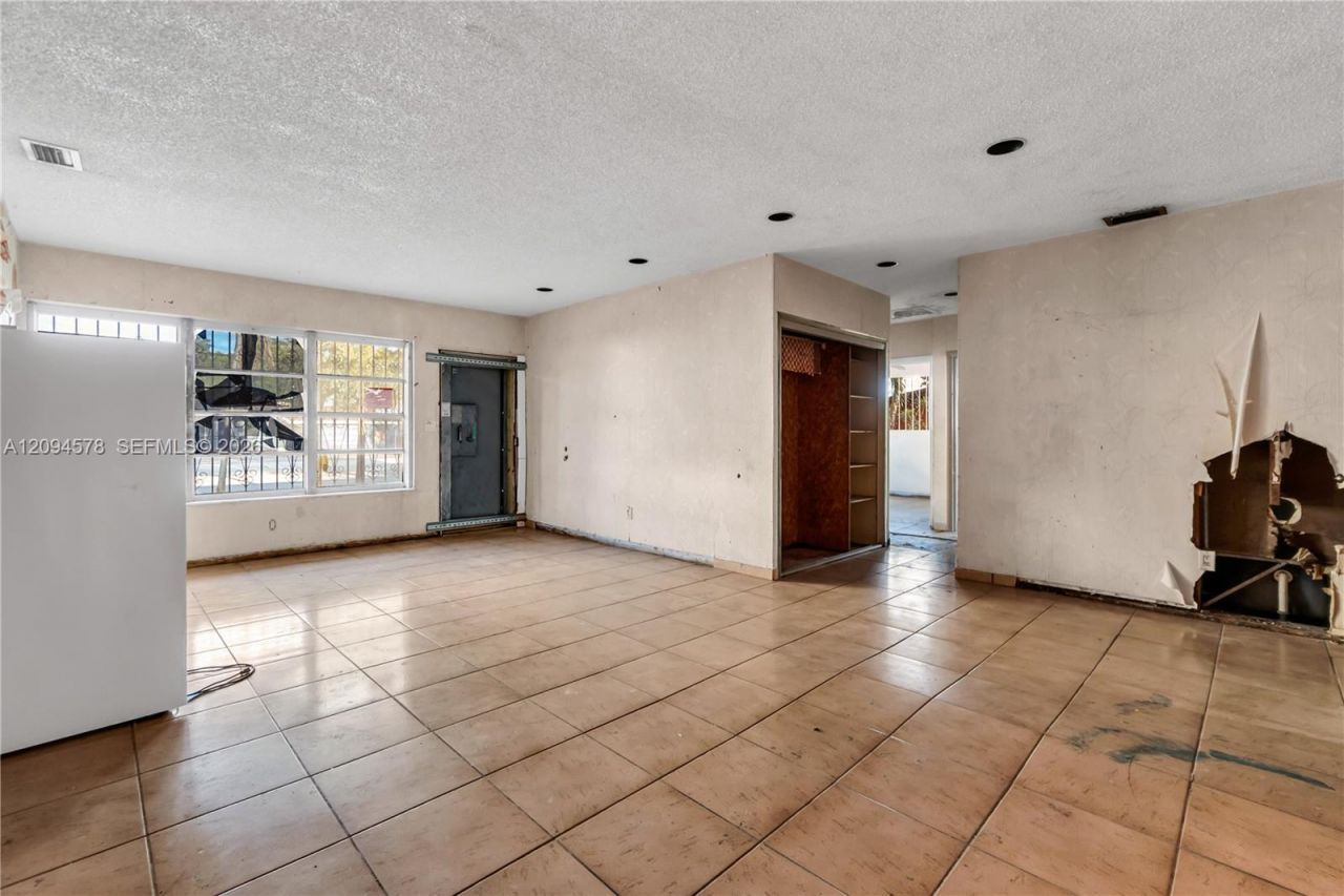 4730 W 8th Ave, Hialeah, FL 33012 Photo