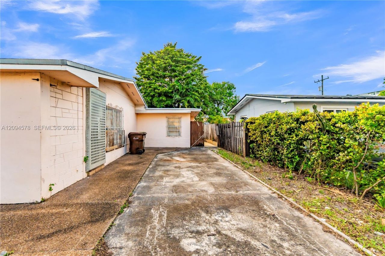 4730 W 8th Ave, Hialeah, FL 33012 Photo