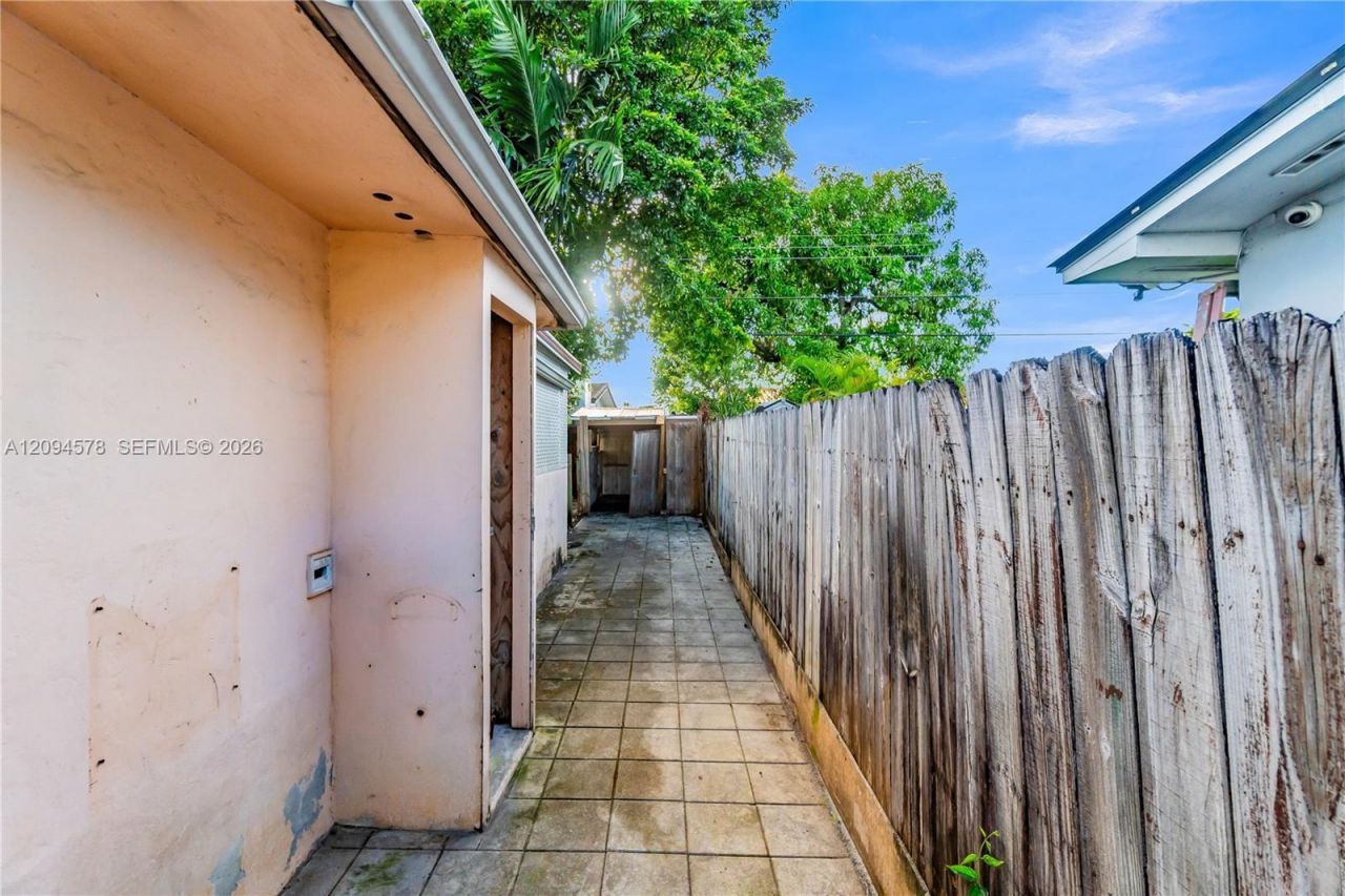 4730 W 8th Ave, Hialeah, FL 33012 Photo