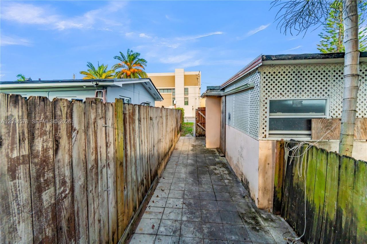 4730 W 8th Ave, Hialeah, FL 33012 Photo