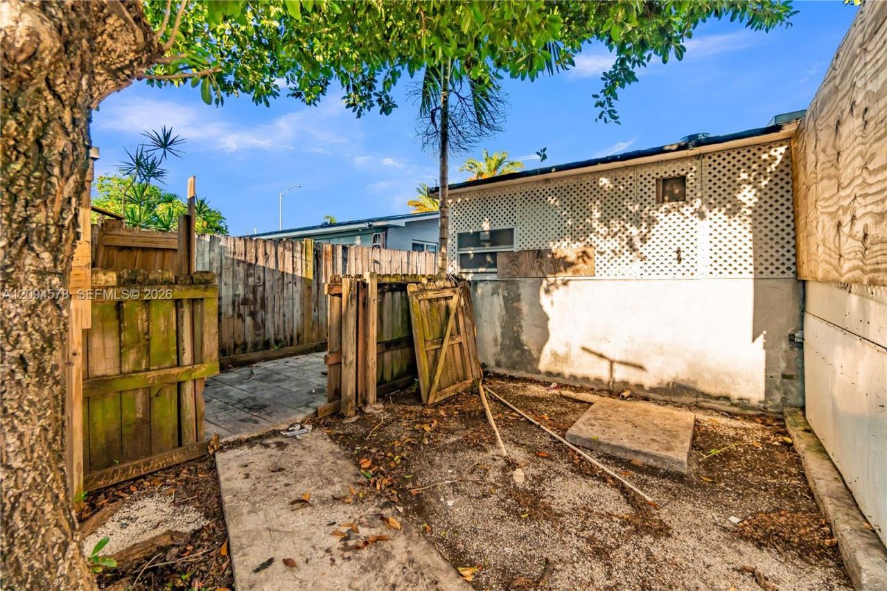 4730 W 8th Ave, Hialeah, FL 33012 Photo