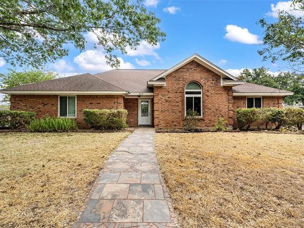 812 Regina Drive , Hewitt, TX 76643