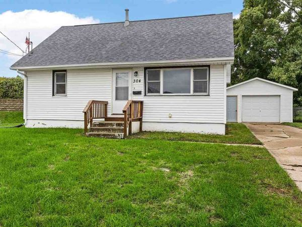 304 B Ave, Hiawatha, IA 52233