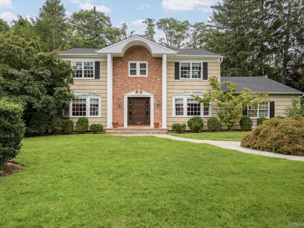 8 Flamingo Road N, East Hills, NY 11576