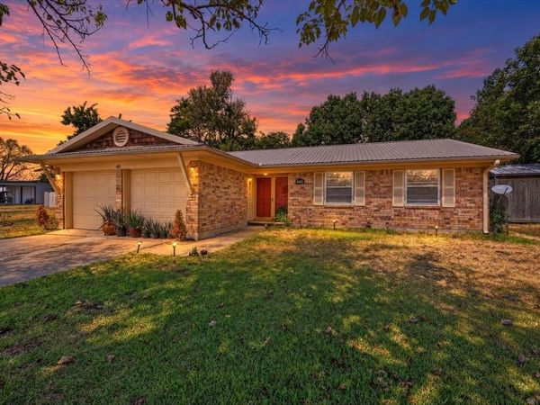 402 W Carter Street , Savoy, TX 75479