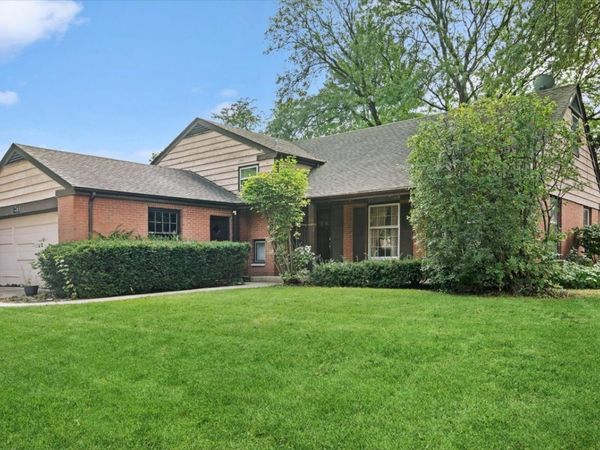211 W Pickwick Road , Arlington Heights, IL 60005