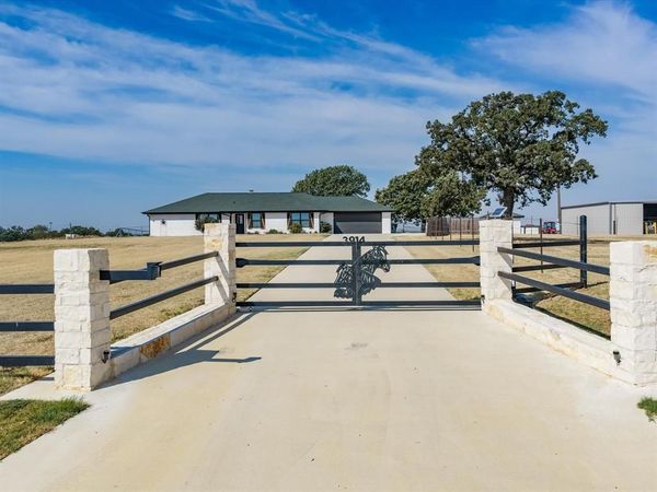 3914 Alamo Road , Bowie, TX 76230