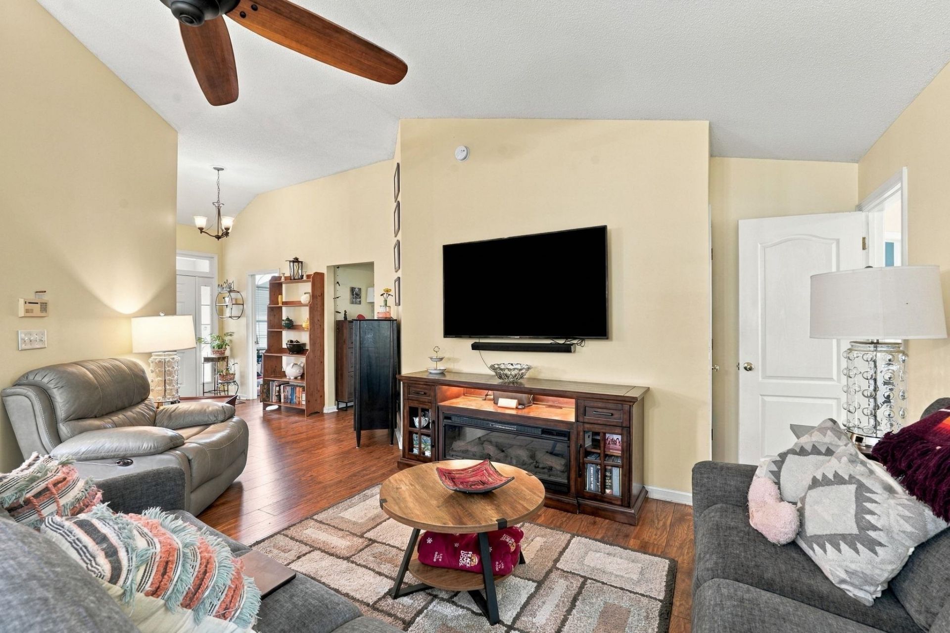 8002 Leeward Ln. Photo 16