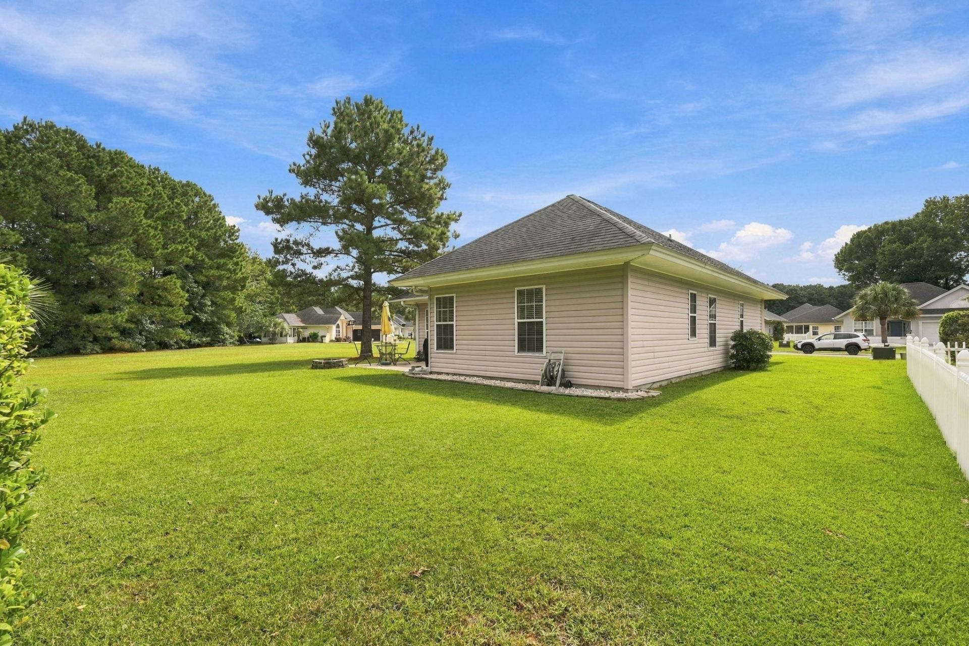 8002 Leeward Ln. Photo 4
