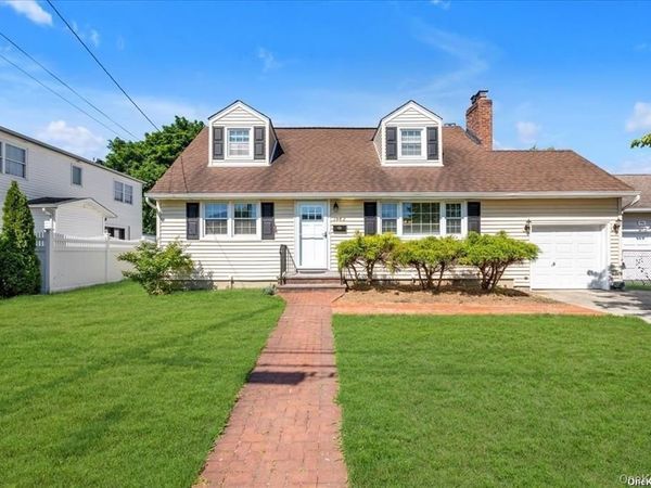 1002 Eglon Court , North Merrick, NY 11566