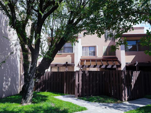 445 W Park Dr , Unit 102-4, Miami, FL 33172