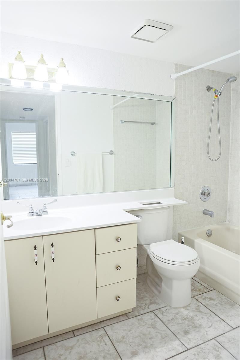 445 W Park Dr, Unit 102-4, Miami, FL 33172 Photo