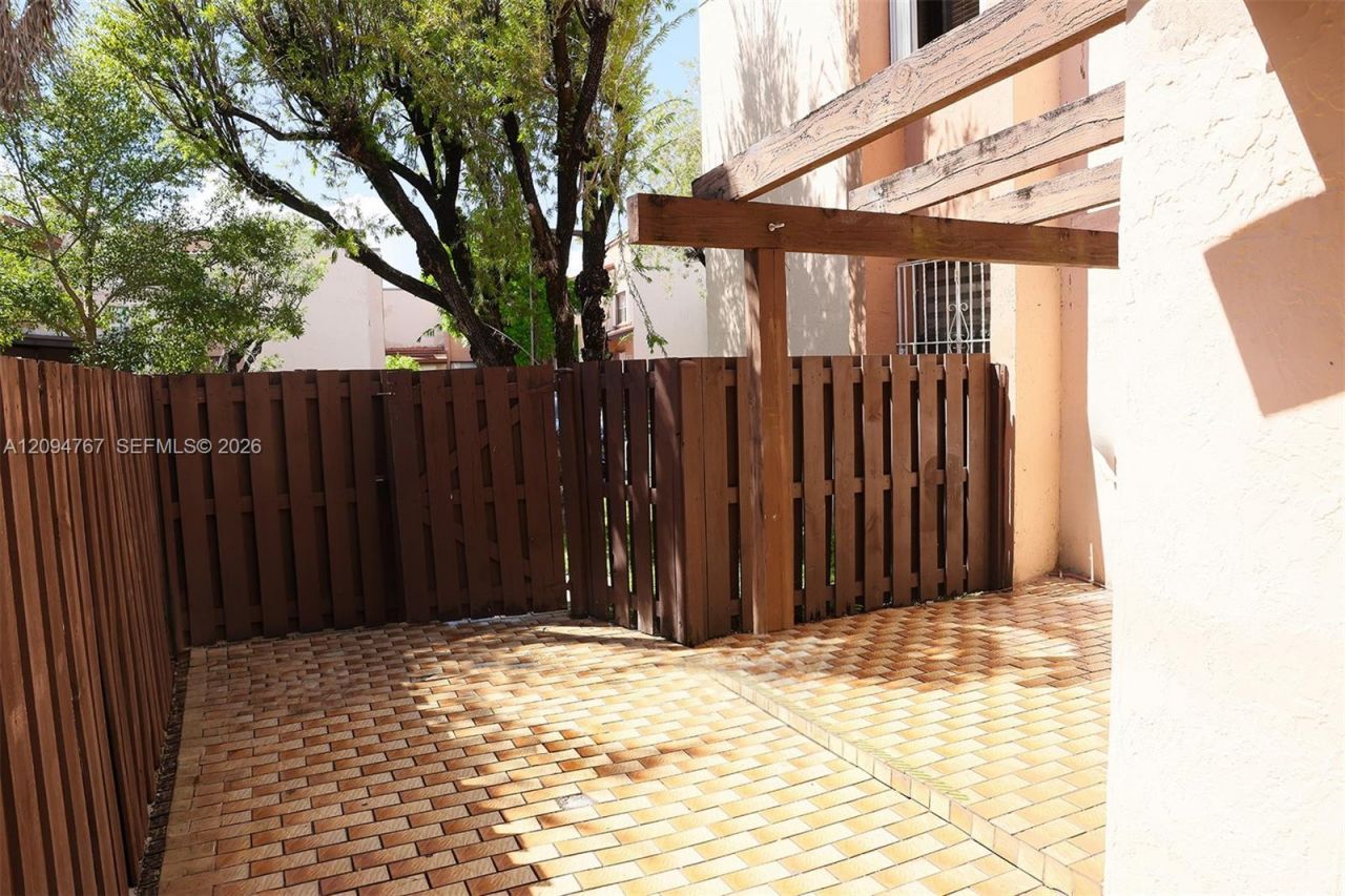 445 W Park Dr, Unit 102-4, Miami, FL 33172 Photo