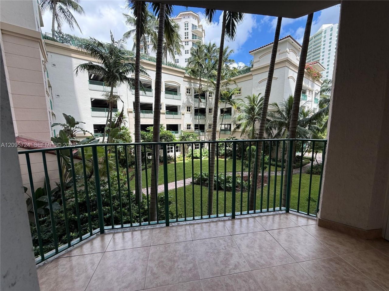 19900 E Country Club Dr , Unit 216, Aventura, FL 33180 Photo