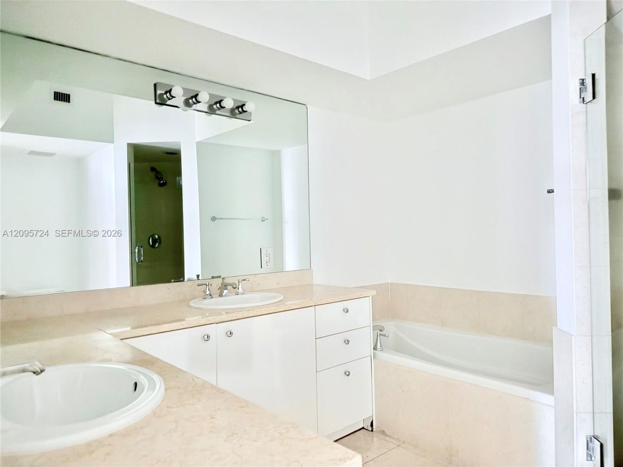 19900 E Country Club Dr, Unit 216, Aventura, FL 33180 Photo