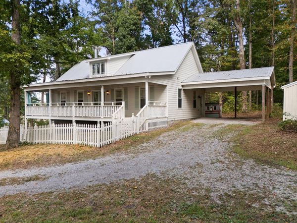 423 Eastside Rd , Burns, TN 37029
