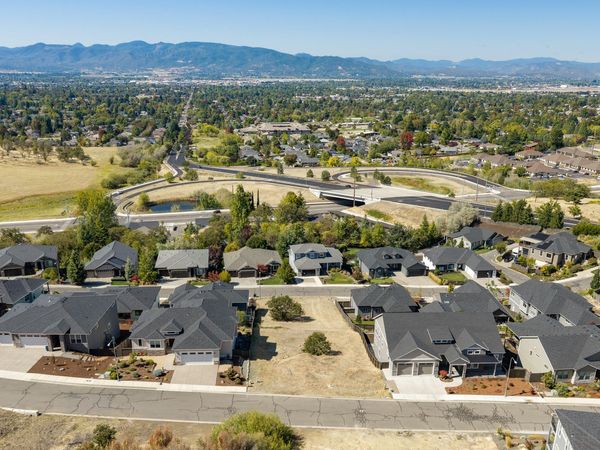 581 E La Strada Circle, Medford, OR 97504