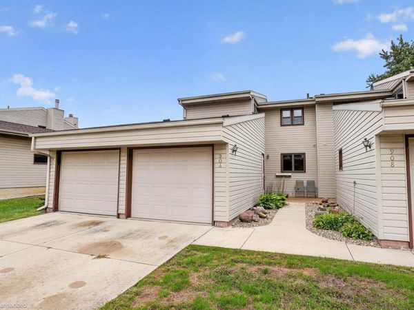 904 Prairie Meadow Court, Waterloo, IA 50701