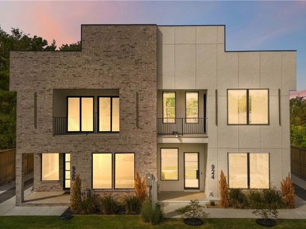 924 SE G Street , Bentonville, AR 72712