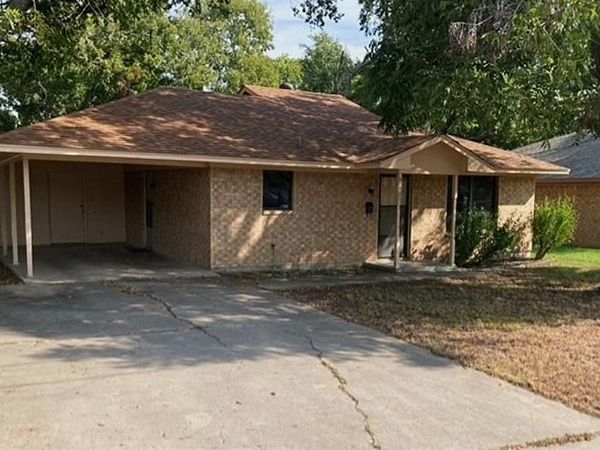826 W 9th Street , Bonham, TX 75418