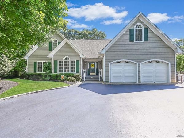 828 Pondview Road , Riverhead, NY 11901