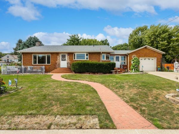 21780 Great River Road , Le Claire, IA 52753