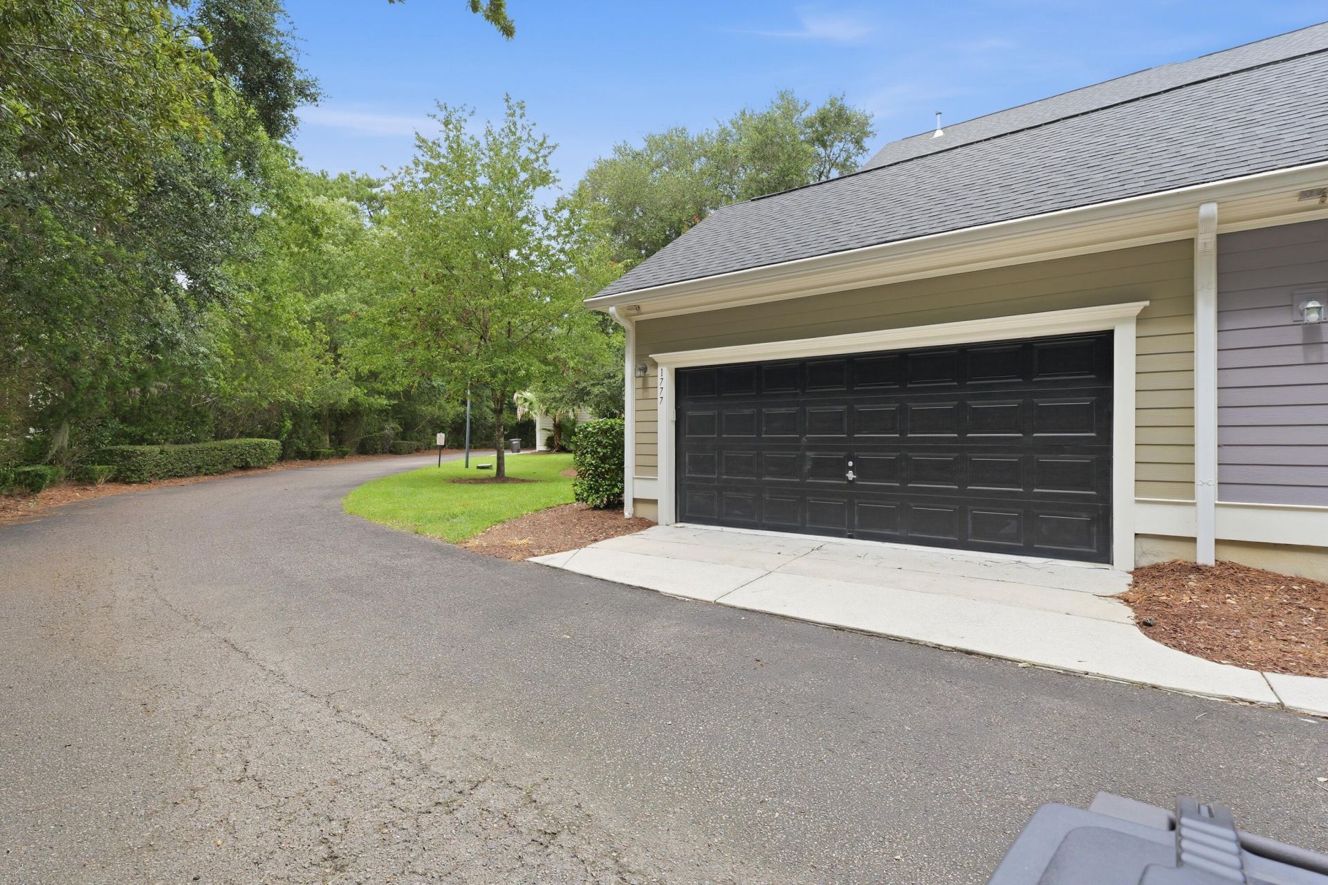 1777 Tennyson Row Photo 3