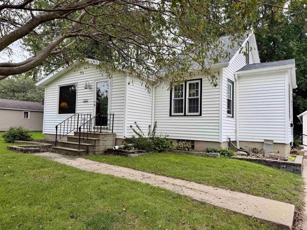 206 F Avenue, Grundy Center, IA 50638