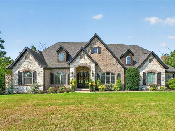 1323 Royal Avenue , Centerton, AR 72719