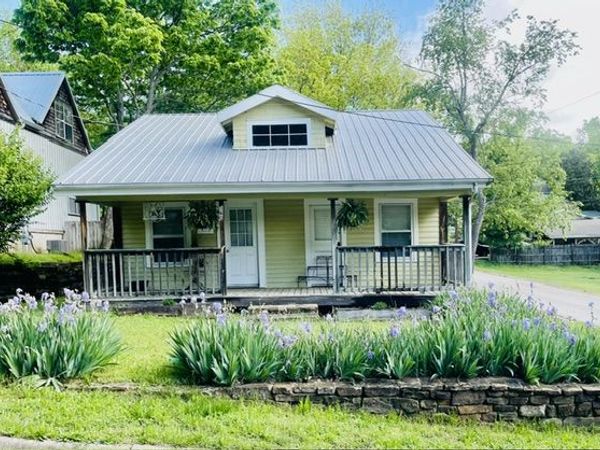 160 E Meadow Street , Fayetteville, AR 72701